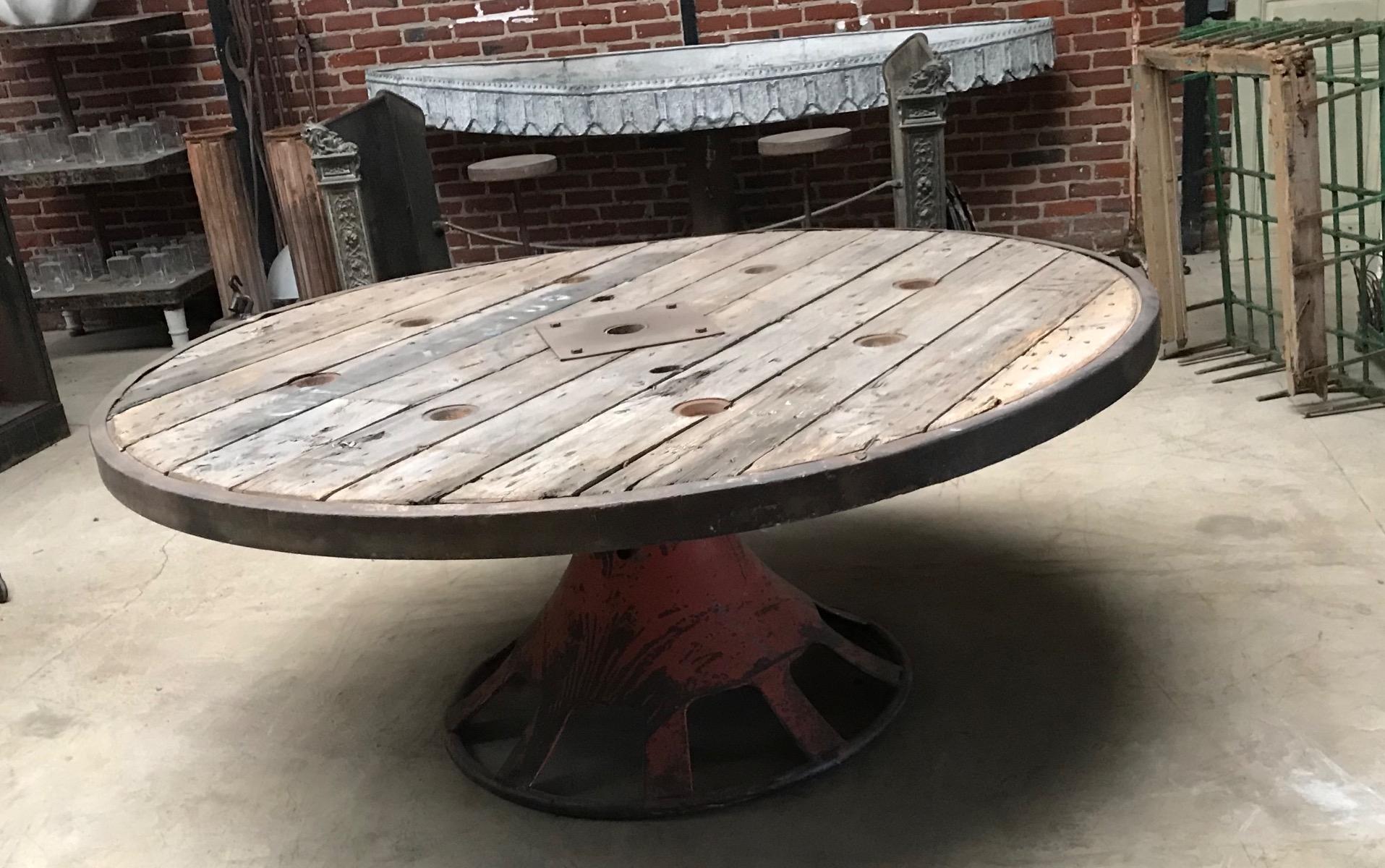 Table bois pied rouge en fer 